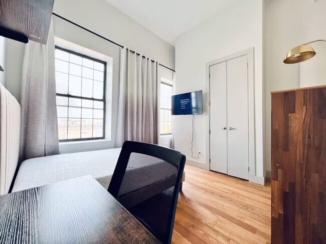 Foto del edificio - Furnished room/NOT APARTMENT