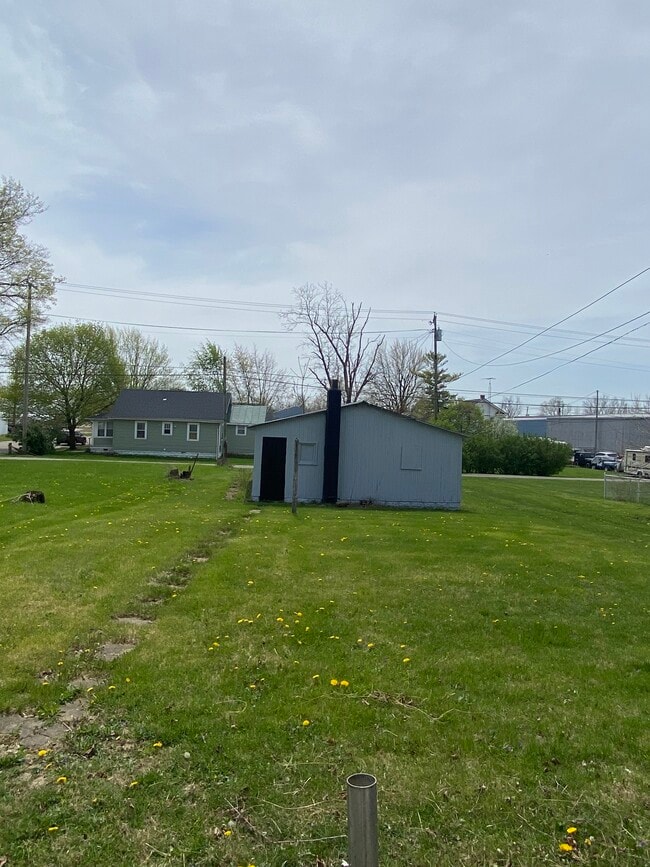 Large Backyard and Roomy Garage/Barn - 1107 W Oak St