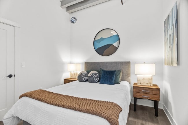 Interior Photo - 118 S Clinton St