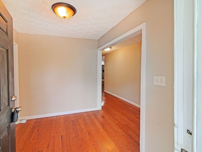 Building Photo - Beautifully Updated 4-Bedroom Home Near Mo...
