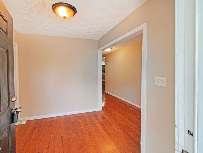 Foto del edificio - Beautifully Updated 4-Bedroom Home Near Mo...