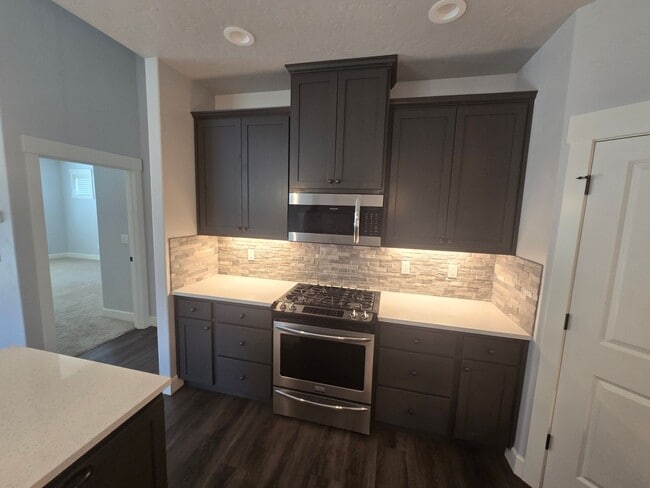 Building Photo - Beautiful Home with Comfort and Convenienc...