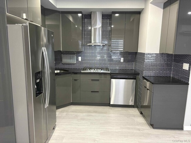 Foto del edificio - 58-46 Fresh Pond Rd