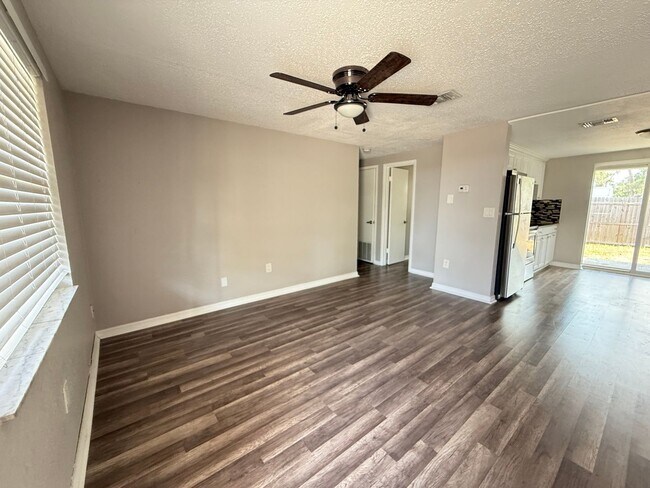 Foto del edificio - 2 Bedroom 1 Bath Duplex with Washer/Dryer!...