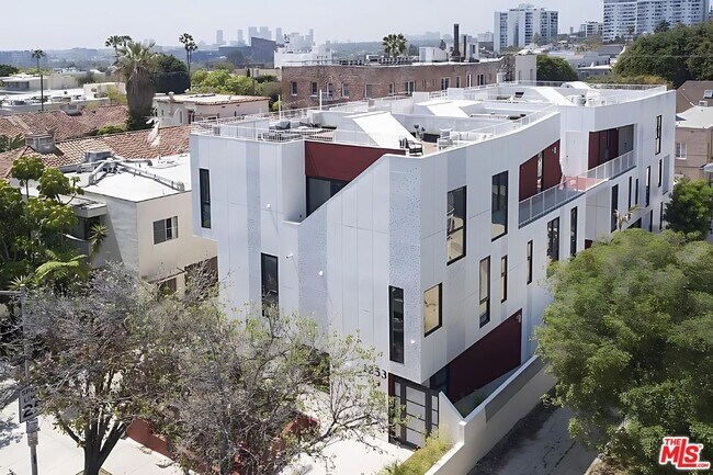 Foto del edificio - 1253 N Sweetzer Ave