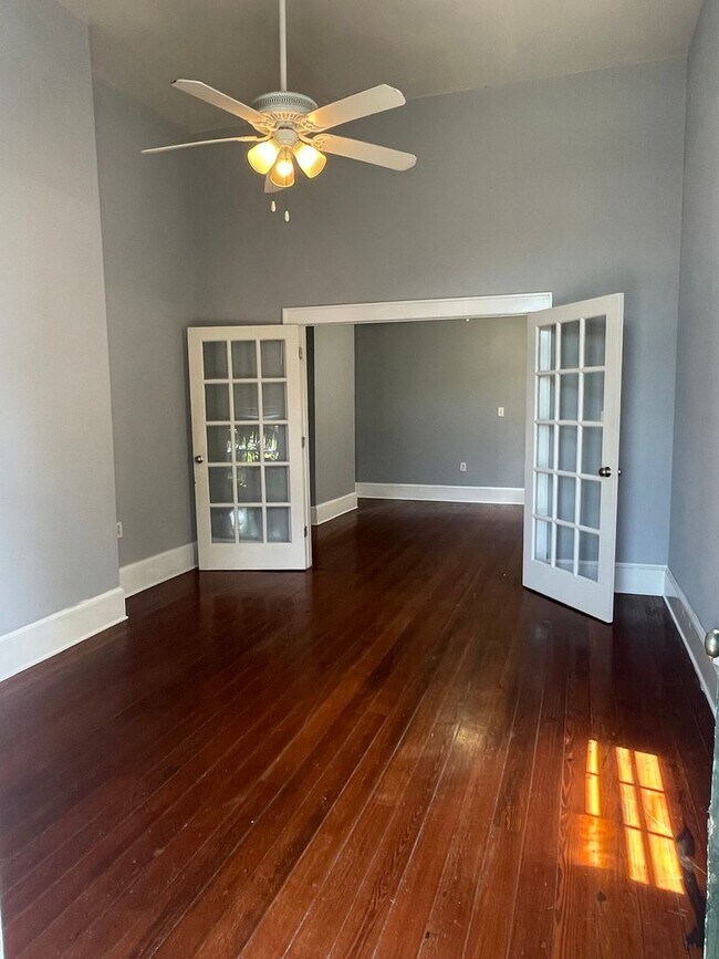 Foto del edificio - PRICE REDUCED! 1BD/1BA Shotgun with Laundry in Unit and Private Courtyard