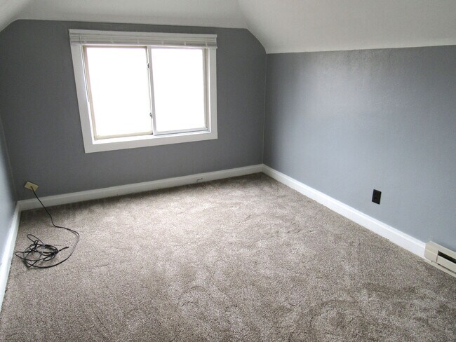 Building Photo - 303 11th St SE