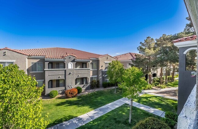 Foto del edificio - 3 Bedroom Open Layout Condo in Gated Commu...