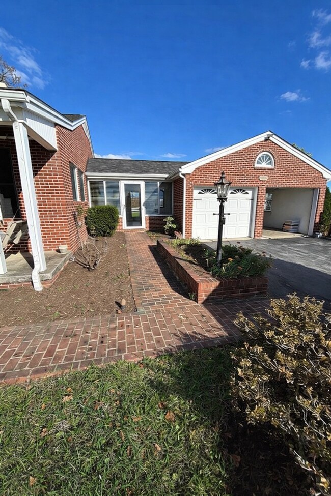 Foto del edificio - Remodeled rancher just outside of Frederick with stunning mountain views ready for you!