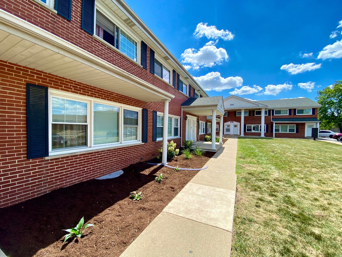 Primary Photo - Lake Briarwood Townhomes