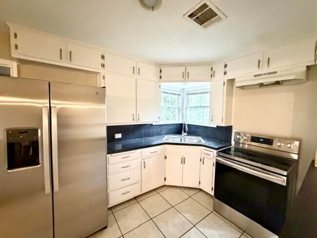 Foto del edificio - 3022 E Edmond Ave