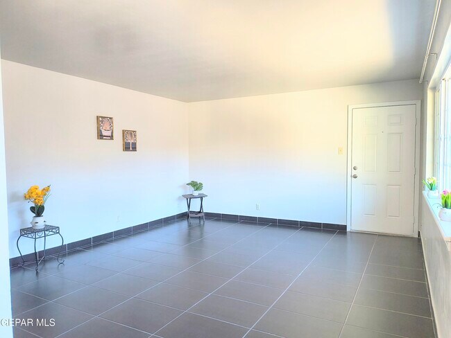 Foto del edificio - 333 Eubank Ct