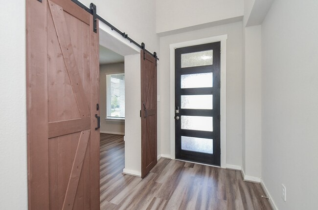 Foto del edificio - 28402 Eli Eagle St