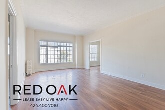 Building Photo - 570 N Rossmore Ave