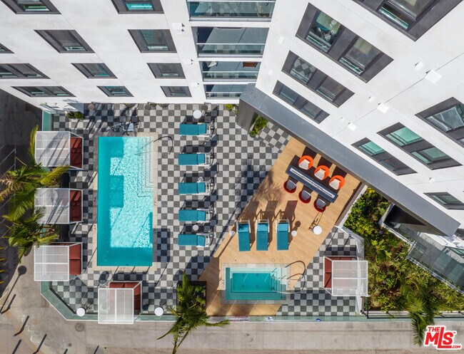 Building Photo - 250 E Broadway