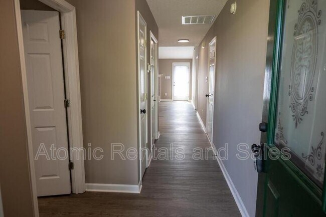 Building Photo - 130 Hawthorne Oaks Way