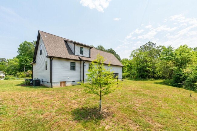 Building Photo - Newer Hixson Home!