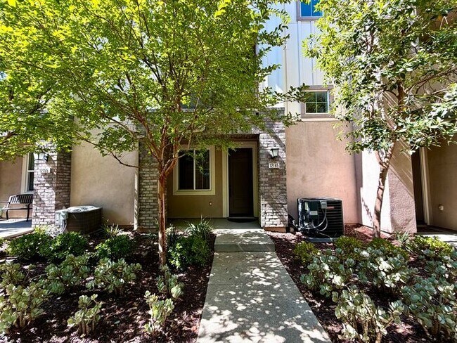Foto del edificio - Luxury Townhome for Lease in Rancho Cucamonga