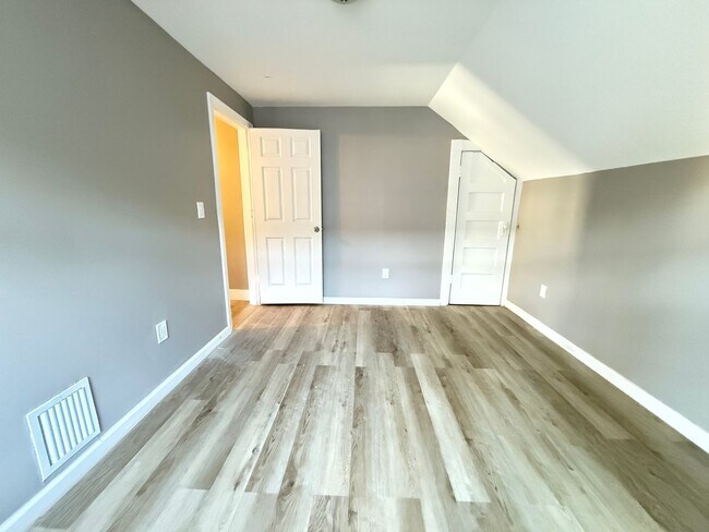 Foto del edificio - Renovated 4-bedroom 2 full bath, SINGLE FAMILY HOME!!!