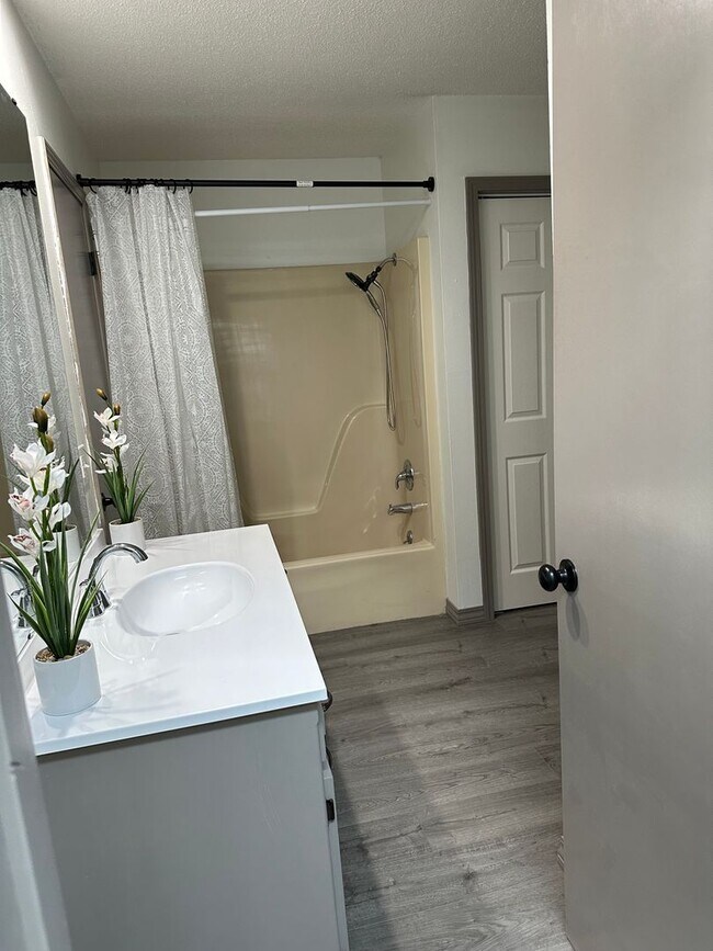 Building Photo - Recently updated 3 bedroom home in Nixa