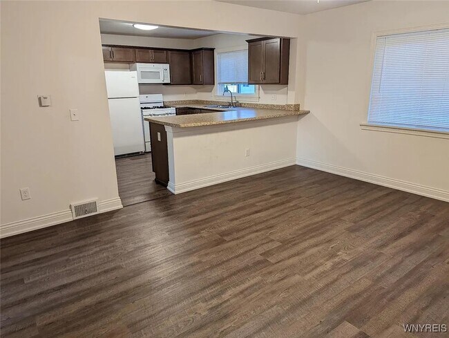 Foto del edificio - 77 Laverack Ave