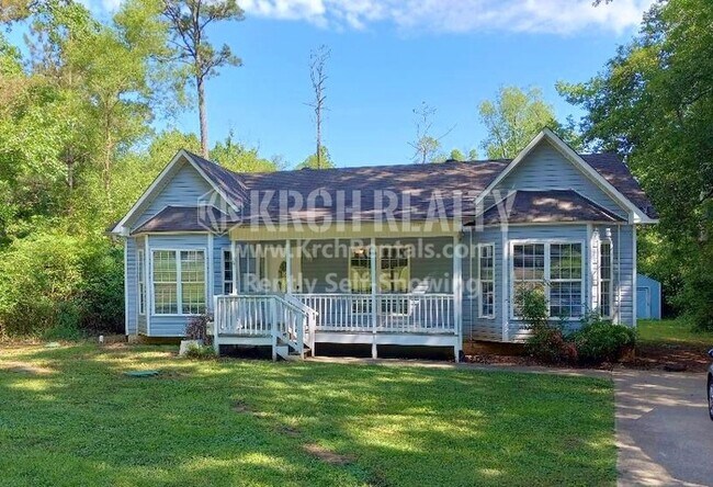 Building Photo - This 3 Bedroom, 2 Bathroom home offers a l...