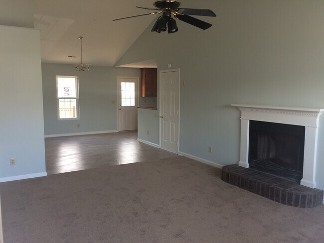 Building Photo - BEAUTIFUL HOME WITH LARGE YARD