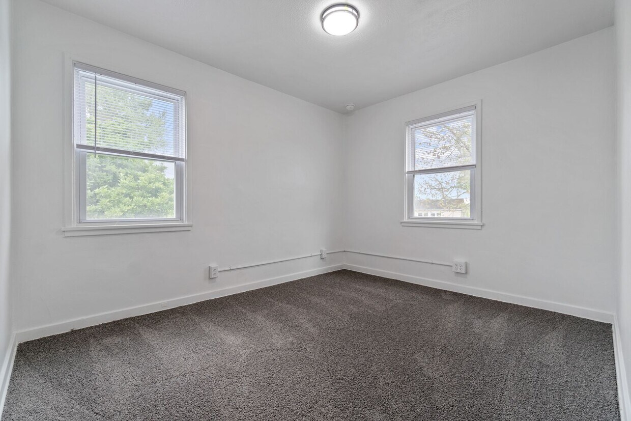 Primary Photo - 2 bedrooms and 1 bathroom Townhouse in Mid...