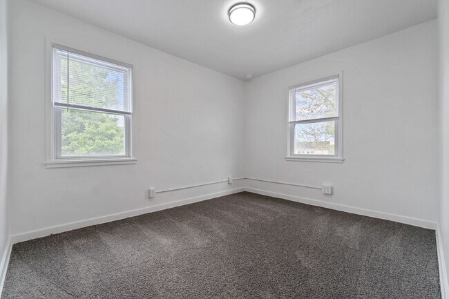 Foto del edificio - 15 Midland Heights Cir