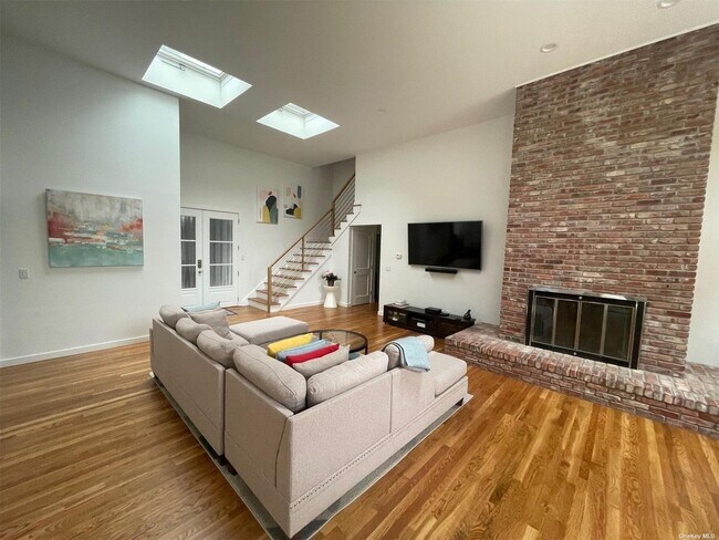 Building Photo - 14 Woodland Ln