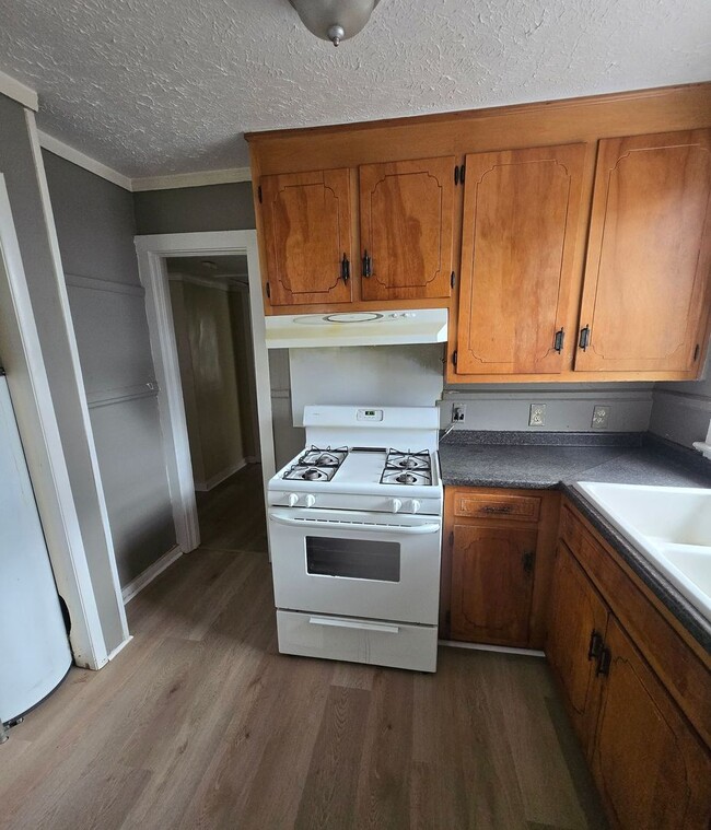 Building Photo - 823 Lockwood Ave