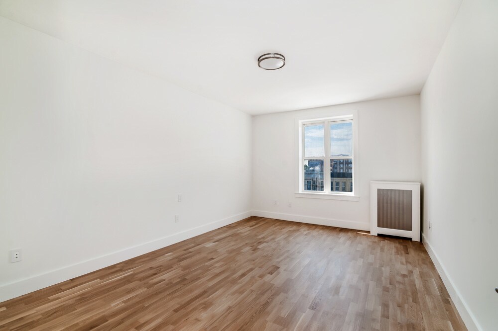 Primary Photo - 342 4th St