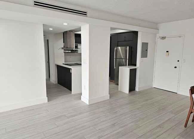 Building Photo - 500 Bayview Dr