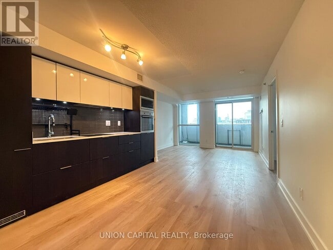 Building Photo - 318 Richmond St W