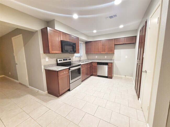 Foto del edificio - 16311 Tibet Rd