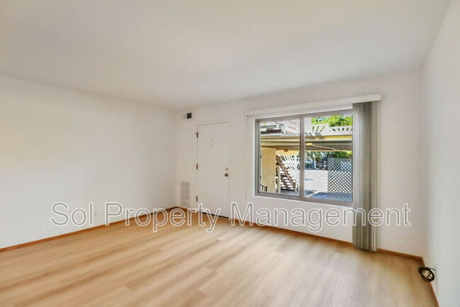 Building Photo - 5 Treanor St
