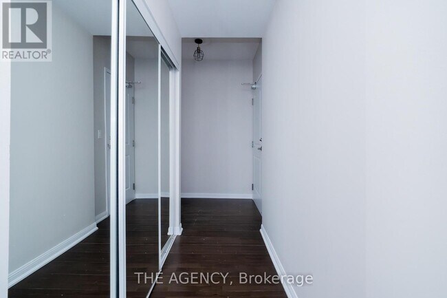 Building Photo - 628 Fleet St