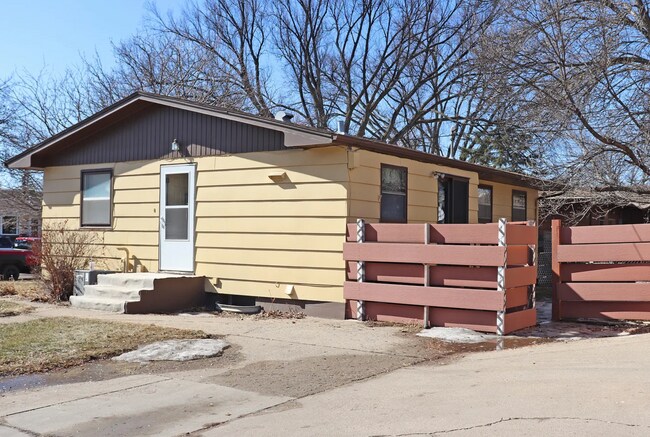 Building Photo - 4 bedroom 2 bathroom Single family home.