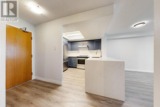 Photo du bâtiment - 300-300 Webb Dr