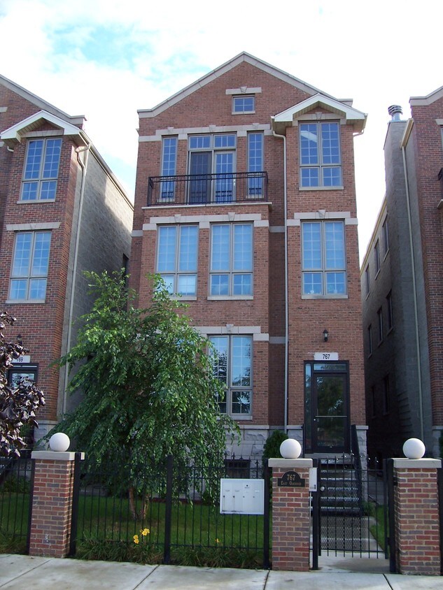 Exterior of building - 767 E Oakwood Blvd