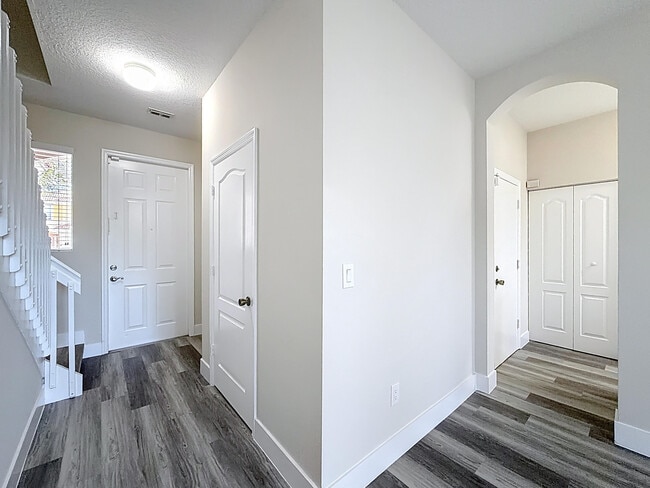 Building Photo - 1010 Seminole Palms Dr