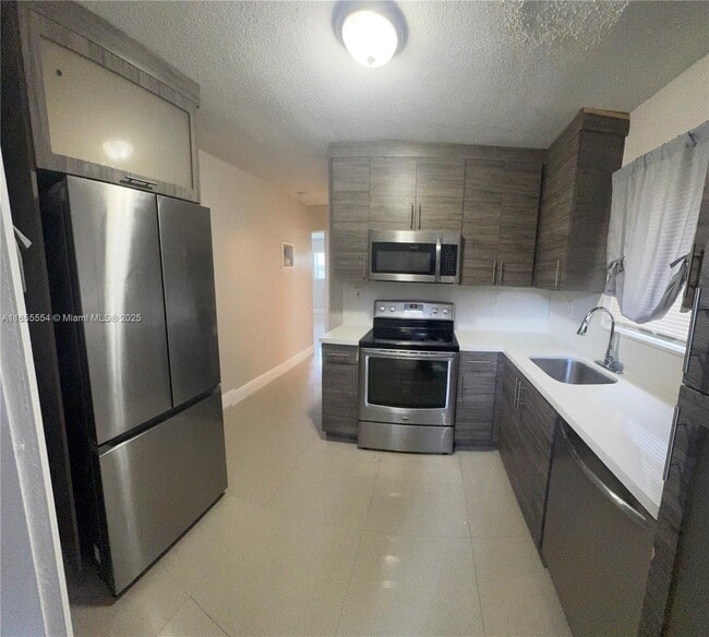 Foto del edificio - 811 NW 6th Ave