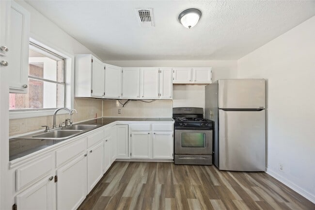 Building Photo - 3304 Bluefield Dr