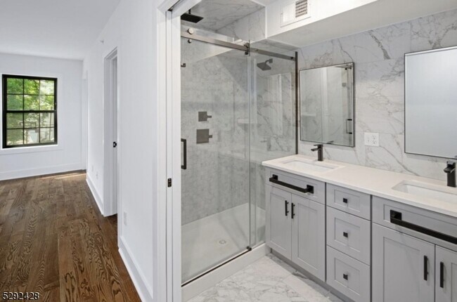 Foto del edificio - 13 Church St