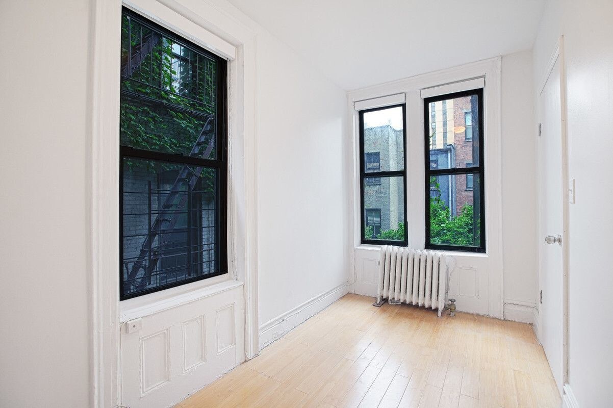 Primary Photo - 160 E 81st St