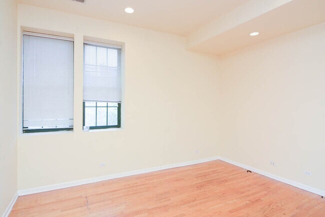 Foto del edificio - 218 W Division St