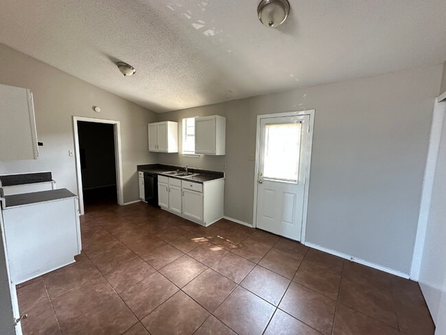 Foto del edificio - 3BR/2BA Memphis Rental with 1-Car Garage, Vaulted Ceilings & Tile Kitchen