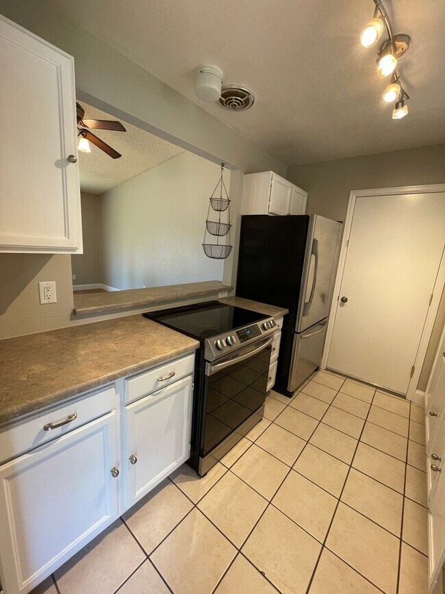 Building Photo - Beautiful Louisville 3 bedroom, 2 bath home