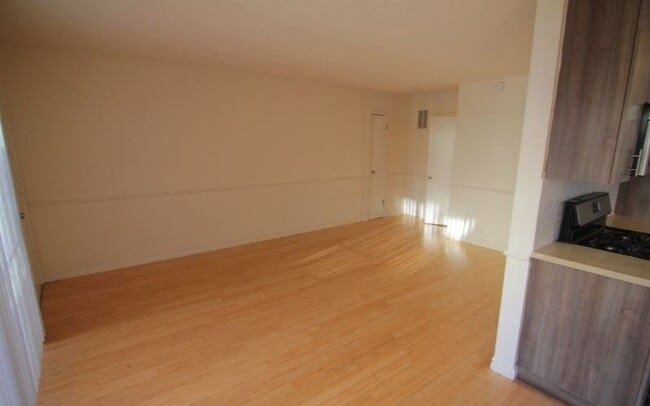living room - 1114 N Clark St