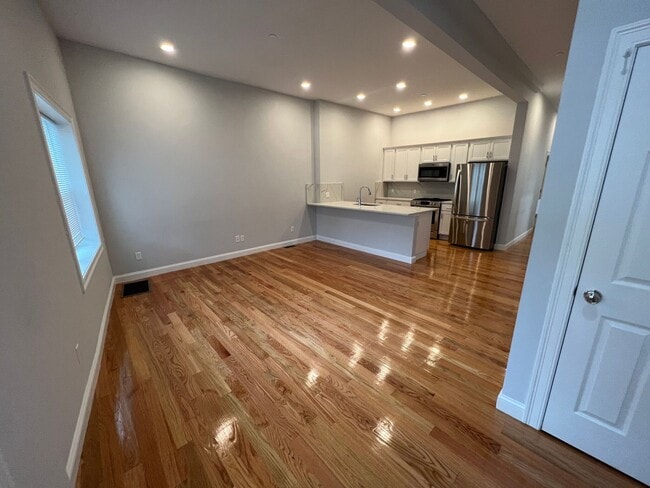 Building Photo - Gorgeous Unit, In-Unit Washer and Dryer, C...